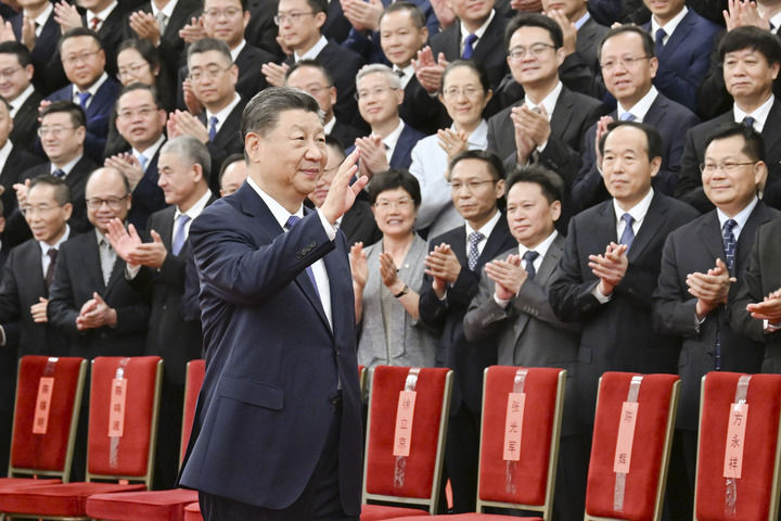 9月23日,党和国家领导人习近平、李强、赵乐际、王沪宁、蔡奇、丁薛祥、李希等在人民大会堂接见探月工程嫦娥六号任务参研参试人员代表并参观月球样品和探月工程成果展览。这是习近平等接见探月工程嫦娥六号任务参研参试人员代表。